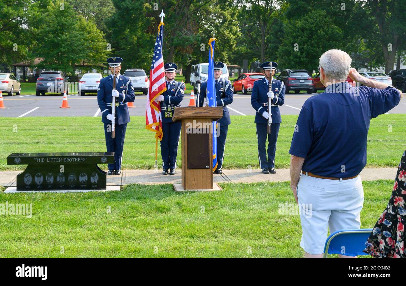 Jerry Litten salue le drapeau à la fin d'une cérémonie le 20 juillet 2021, en dédiant un banc commémoratif en l'honneur de lui et de ses frères au Musée national de l'US Air Force sur la base aérienne Wright-Patterson, Ohio. Les sept frères Litten ont servi un total combiné de 137 ans dans la Force aérienne. Banque D'Images