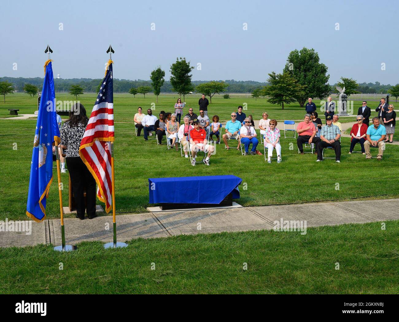 Des amis et des parents des frères Litten assistent à l'inauguration d'un banc commémoratif qui les honore au Musée national de la U.S. Air Force le 20 juillet 2021, à la base aérienne Wright-Patterson, Ohio. Les sept frères de l'Ohio ont servi un total combiné de 137 ans dans la Force aérienne. Banque D'Images