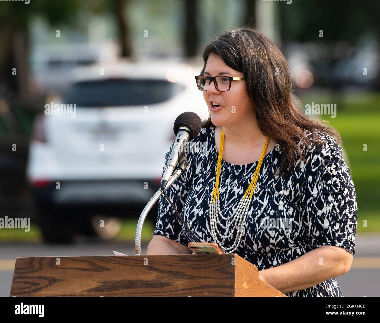 Katie Bradshaw parle de l'inauguration d'un banc commémoratif en l'honneur de sept frères Litten au Musée national de la US Air Force, base aérienne Wright-Patterson, Ohio, le 20 juillet 2021. Bradshaw a dirigé l'effort pour honorer les frères de l'Ohio qui ont servi un total combiné de 137 ans dans la Force aérienne. Banque D'Images