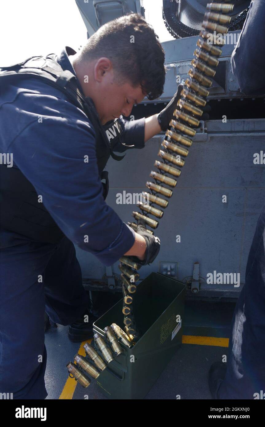 210720-N-CF707-1004 OCÉAN PACIFIQUE (20 juillet 2021) Fire Controlman 2nd Class Christian Sanchez, originaire de San Jose, Californie, télécharge un système d'armes de proximité (CIWS), le 20 juillet 2021. Le lac Champlain mène actuellement des opérations de routine dans la troisième flotte des États-Unis. Banque D'Images