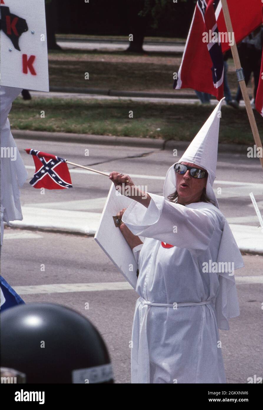 Houston, Texas USA, 1990: Les membres du groupe de suprématie blanche Ku Klux Klan marchaient dans le centre-ville pendant le Sommet économique de G7.©Bob Daemmrich Banque D'Images