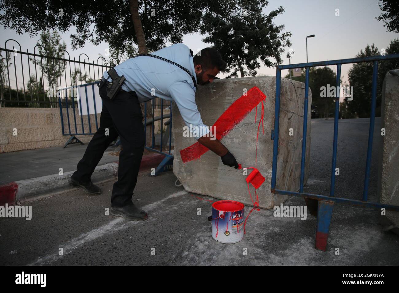 Jérusalem. 15 septembre 2021. Un policier établit un barrage routier à Jérusalem, le 15 septembre 2021. Yom Kippur, le jour juif des Expiations et le jour le plus sacré du calendrier juif, est du coucher du soleil du 15 septembre au coucher du soleil du 16 septembre de cette année. Crédit: Muammar Awad/Xinhua/Alamy Live News Banque D'Images