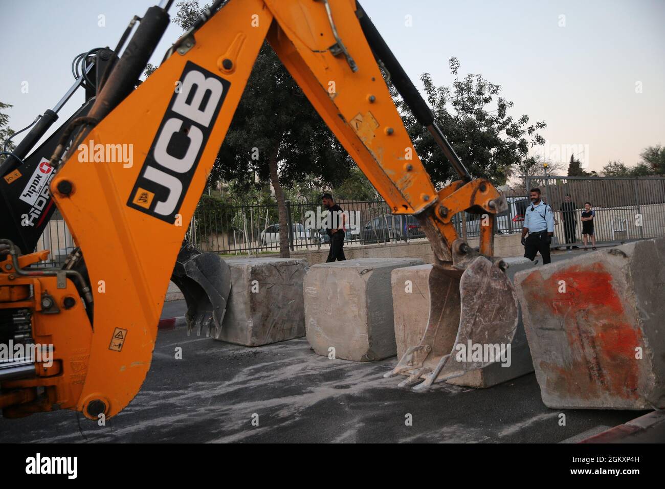 Jérusalem. 15 septembre 2021. Les policiers ont établi un barrage routier à Jérusalem, le 15 septembre 2021. Yom Kippur, le jour juif des Expiations et le jour le plus sacré du calendrier juif, est du coucher du soleil du 15 septembre au coucher du soleil du 16 septembre de cette année. Crédit: Muammar Awad/Xinhua/Alamy Live News Banque D'Images