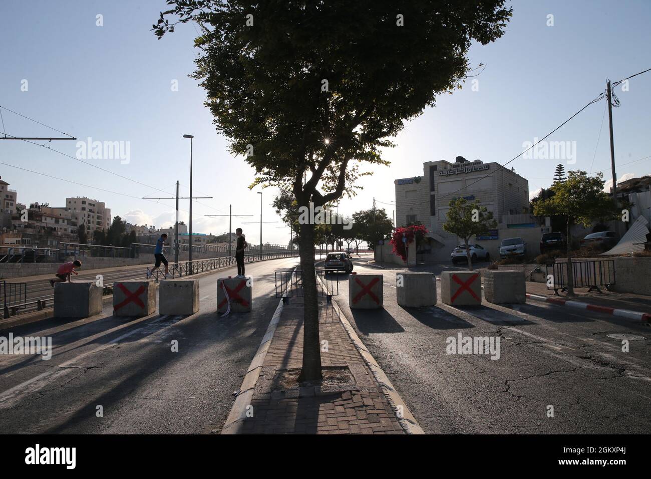 Jérusalem. 15 septembre 2021. Une route est vue bloquée à Jérusalem, le 15 septembre 2021. Yom Kippur, le jour juif des Expiations et le jour le plus sacré du calendrier juif, est du coucher du soleil du 15 septembre au coucher du soleil du 16 septembre de cette année. Crédit: Muammar Awad/Xinhua/Alamy Live News Banque D'Images