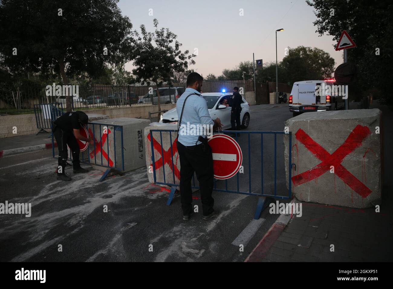 Jérusalem. 15 septembre 2021. Les policiers ont établi un barrage routier à Jérusalem, le 15 septembre 2021. Yom Kippur, le jour juif des Expiations et le jour le plus sacré du calendrier juif, est du coucher du soleil du 15 septembre au coucher du soleil du 16 septembre de cette année. Crédit: Muammar Awad/Xinhua/Alamy Live News Banque D'Images