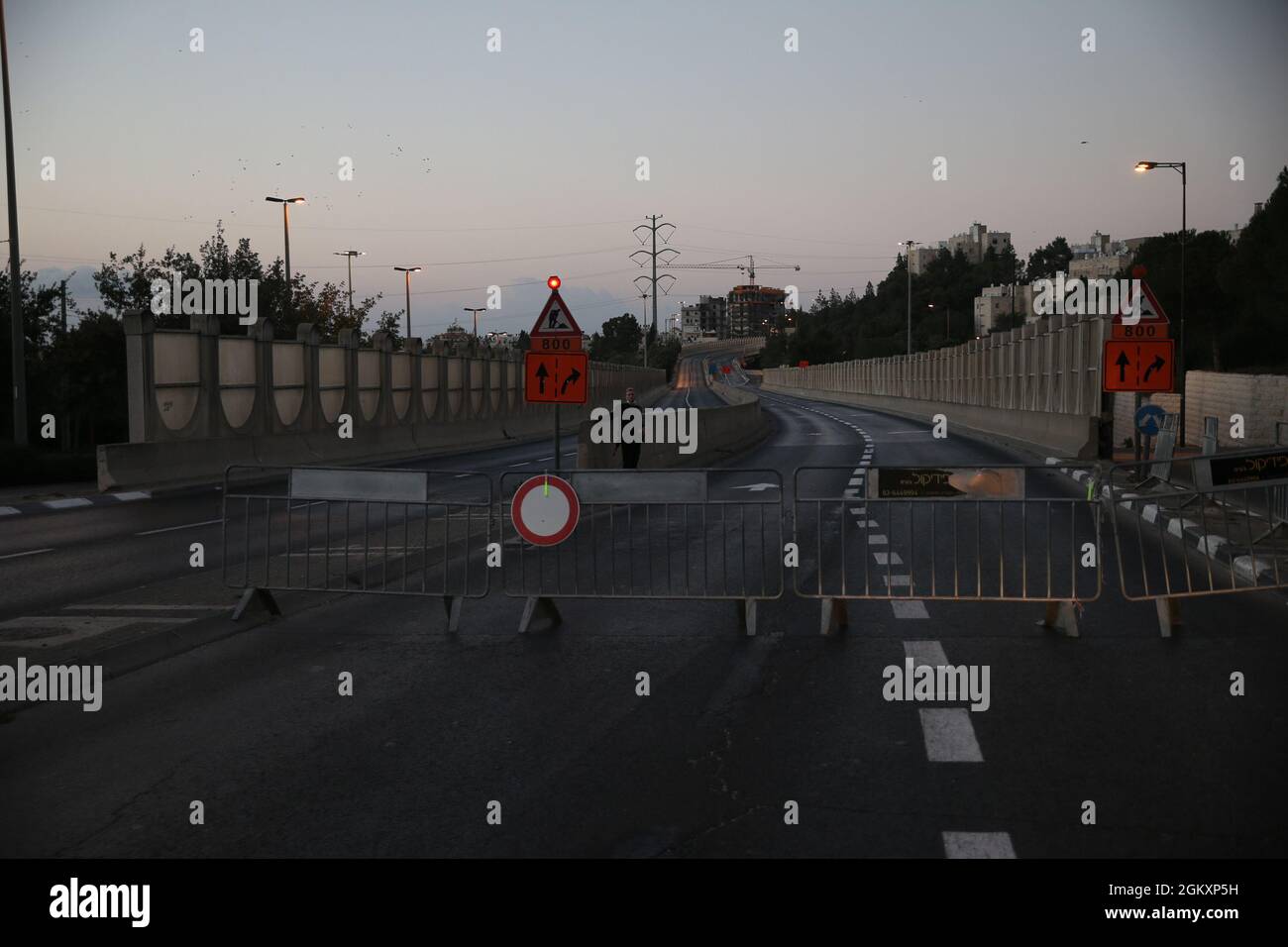 Jérusalem. 15 septembre 2021. Une route est vue bloquée à Jérusalem, le 15 septembre 2021. Yom Kippur, le jour juif des Expiations et le jour le plus sacré du calendrier juif, est du coucher du soleil du 15 septembre au coucher du soleil du 16 septembre de cette année. Crédit: Muammar Awad/Xinhua/Alamy Live News Banque D'Images