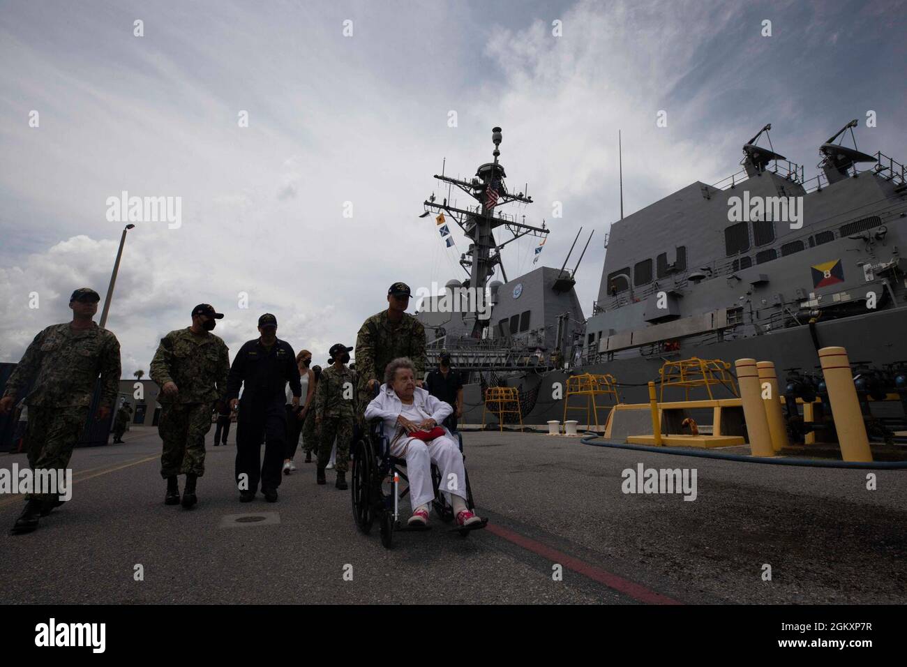 210721-N-K394-1691 STATION NAVALE MAYPORT, Floride (le 21 juillet 2021) IMA Black, veuve du maître maître-maître Petty de la Marine Delbert D. Black, visite le destroyer à missiles guidés de classe Arleigh Burke USS Delbert D. Black (DDG 119) à la station navale Mayport, Floride, le 21 juillet 2021, pour célébrer son 100e anniversaire. IMA Black, maître-maître-chef honoraire, est le commanditaire du navire pour Delbert D. Black. Banque D'Images