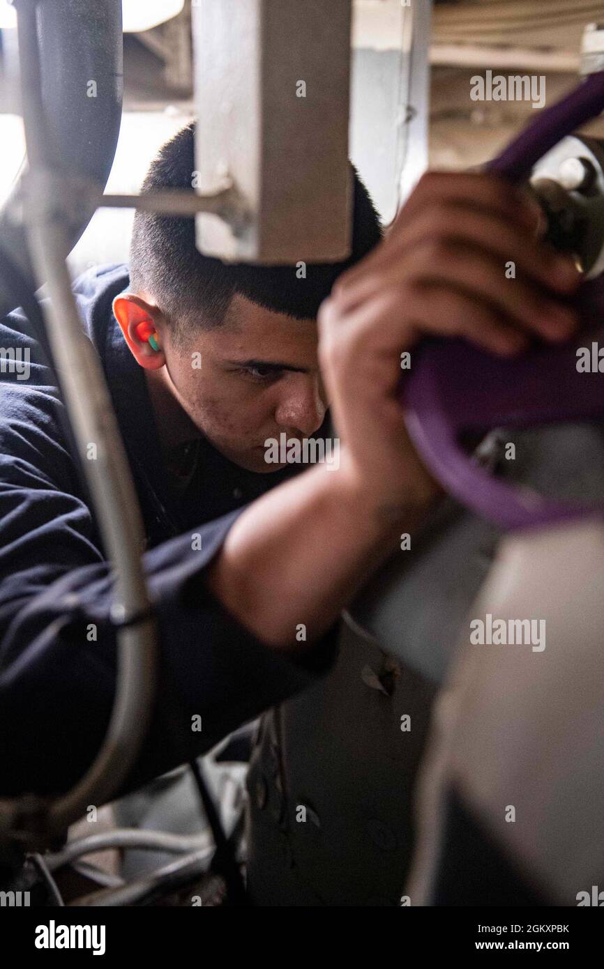 MER DE CORAIL (21 juillet 2021) le compagnon de machiniste de 3e classe Cipriano Garcia, de San Antonio, Texas, affecté au navire d’assaut amphibie déployé à l’avant USS America (LHA 6), effectue l’entretien d’une unité de climatisation dans l’espace d’ingénierie d’un navire. USS America participe actuellement à l'exercice Talisman Sabre 21. Les forces australiennes et américaines se combinent tous les deux ans pour Talisman Sabre, un exercice multidomaine d'un mois qui renforce les capacités des alliés et des partenaires afin de répondre à toute la gamme des problèmes de sécurité de l'Indo-Pacific. Banque D'Images