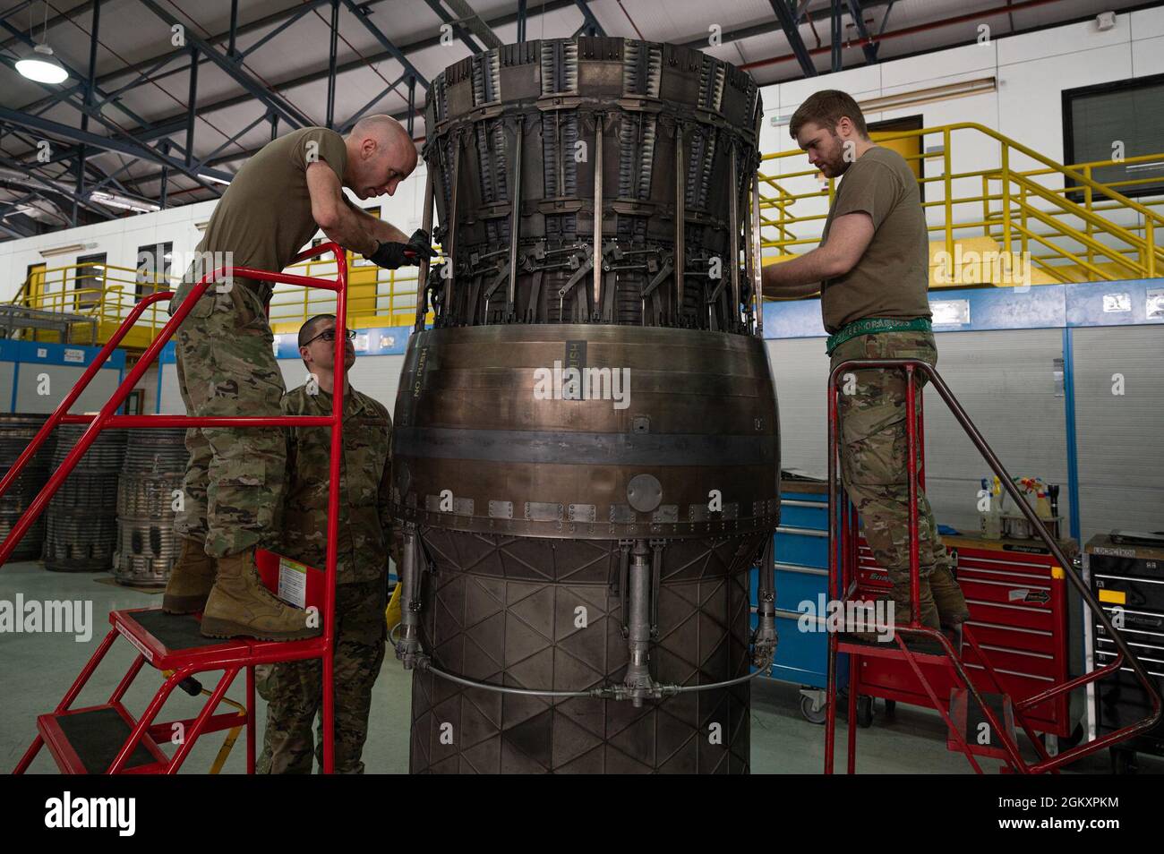 U.S. Air Force Airman 1re classe Kristopher Morse, à gauche, et le Senior Airman Davis Furge, techniciens de propulsion aérospatiale affectés au 48e Escadron de maintenance des composants, effectuent la maintenance de routine d'un F100 Pratt & Whitney au Royal Air Force Lakenheath, le 21 juillet 2021. Le 48e CMS dessert les moteurs F-15 de l'aile Liberty, garantissant que les jets restent capables de mission et prêts à être lancés à un moment donné. Banque D'Images