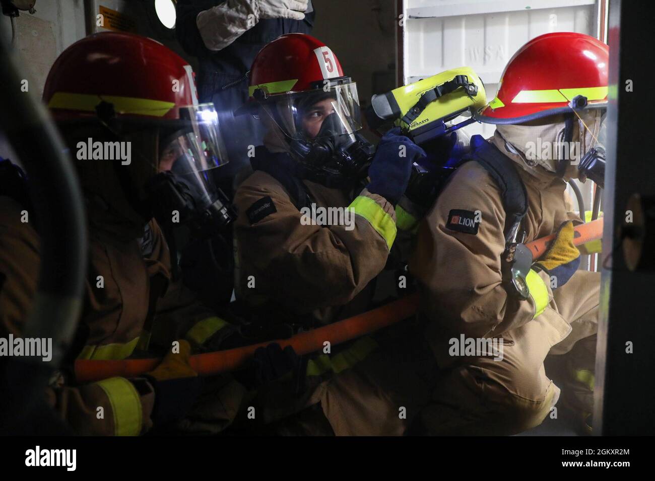 MER MÉDITERRANÉE (21 juillet 2021) Interior Communications Electricien 3ème classe Joseph Posada, à gauche, dégâts Controlman 3ème classe Ritchard Lofton, centre, Et Dating Controlman 3rd Class Sostenes Nunez Hernandez, affecté au destroyer de missile guidé de classe Arleigh Burke USS Ross (DDG 71), commencent à se livrer à un tir simulé lors d'un exercice de quartiers généraux, le 21 juillet 2021. Ross, déployé vers l'avant à Rota, en Espagne, est en patrouille dans la zone d'opérations de la Sixième flotte des États-Unis pour soutenir les alliés et les partenaires régionaux et les intérêts de sécurité nationale des États-Unis en Europe et en Afrique. Banque D'Images