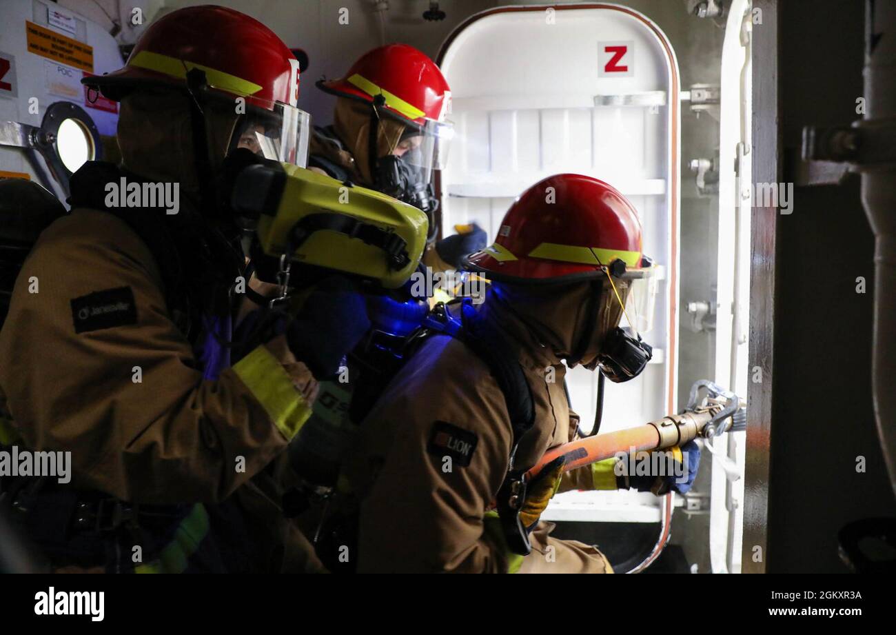 MER MÉDITERRANÉE (21 juillet 2021) dégâts Controlman 3ème classe Ritchard Lofton, gauche, intérieur Communications Electricien 3ème classe Joseph Posada, centre, Et Dating Controlman 3rd Class Sostenes Nunez Hernandez, affecté au destroyer de missile guidé de classe Arleigh Burke USS Ross (DDG 71), commencent à se livrer à un tir simulé lors d'un exercice de quartiers généraux, le 21 juillet 2021. Ross, déployé vers l'avant à Rota, en Espagne, est en patrouille dans la zone d'opérations de la Sixième flotte des États-Unis pour soutenir les alliés et les partenaires régionaux et les intérêts de sécurité nationale des États-Unis en Europe et en Afrique. Banque D'Images