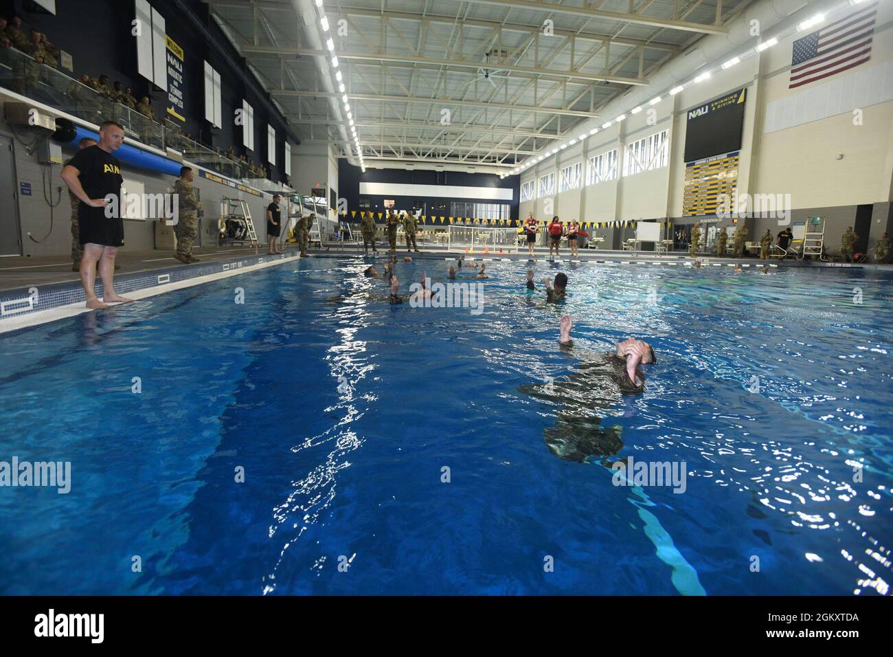 Les membres de la Garde nationale de l'Armée de terre de tout le pays effectuent une technique de natation verticale au Centre aquatique de l'Université de l'Arizona du Nord à Flagstaff, Arizona, lors de la compétition de la Garde nationale de l'Armée de terre du meilleur guerrier 2021 le 21 juillet 2021. La compétition dure trois jours physiquement et mentalement exigeants où les concurrents sont testés sur une variété de compétences tactiques et techniques alors qu’ils rivalisent pour être nommés soldat de la Garde d’Armée de terre et officier non commandant de l’année. Les gagnants représenteront ensuite la Garde de l'Armée de terre dans le cadre de la compétition des meilleurs guerriers du département de l'Armée plus tard cette année. Banque D'Images