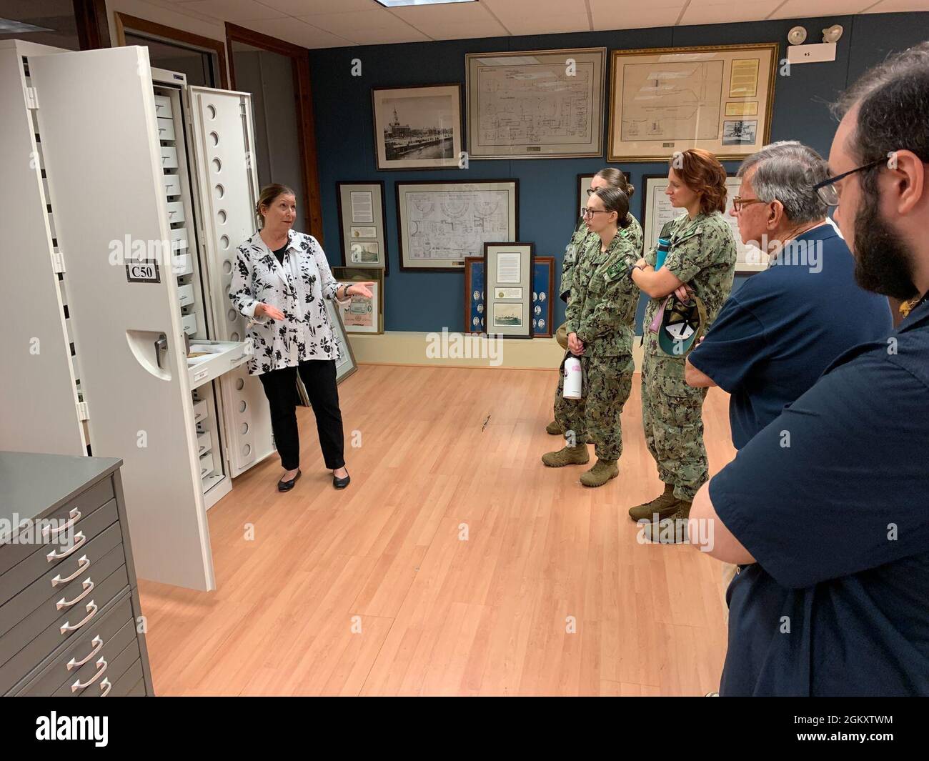 Katherine Renfrew (à gauche), du musée naval de Hampton Roads, offre une brève visite de l'annexe du musée, située dans le bâtiment H-9 à bord de la station navale de Norfolk, pour rendre visite aux marins et aux bénévoles du musée. Banque D'Images