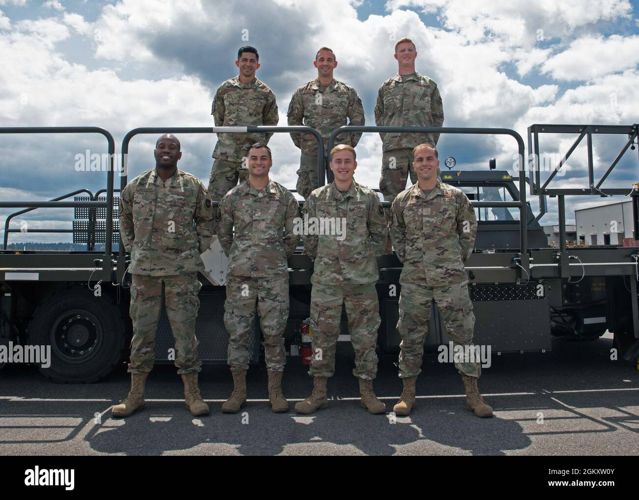 (De gauche, de haut en bas) U.S. Air Force Tech. Sgt. Emmanuel Escobar, Airman principal Connor Dickson, Airman principal Hayden Floyd, Sgt. Wesley Valentine, Tech. Sgt. Ronald West, danseur senior d'Airman Trenton et Clay Huddleston de première classe d'Airman, tous membres du 62e Escadron de port aérien, posent pour une photo à la base conjointe Lewis-McChord, Washington, le 21 juillet 2021. Ils forment l'équipe d'aviateurs de port qui se rendront à la base conjointe Pearl Harbor-Hickam, à Hawaï, en août pour participer au rodéo de Port Dawg de la Pacific Air Force (PACAF) en 2021. Banque D'Images