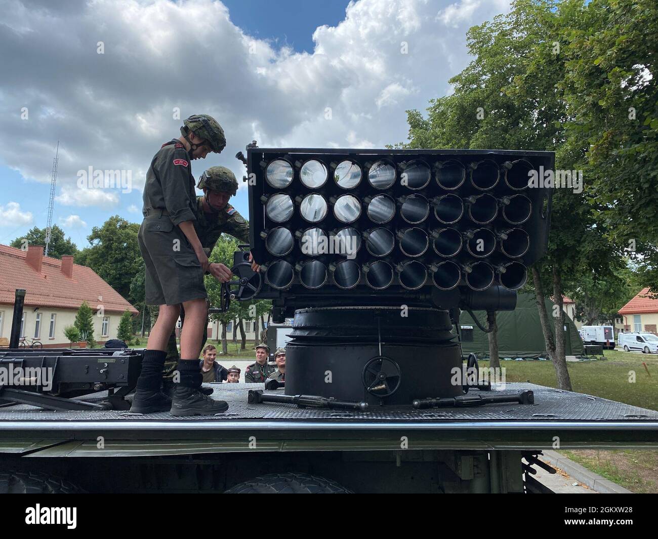 Les membres de la ZHR (Association scoute de la République) se penchent sur le volcan croate du SPRL M92 lors d'une exposition d'équipement militaire du Groupe de combat en Pologne à la zone d'entraînement de Bemowo Piskie, Pologne, le 22 juillet 2021. Le Groupe de combat Pologne a invité les scouts à BPTA pour établir des relations communautaires. Banque D'Images