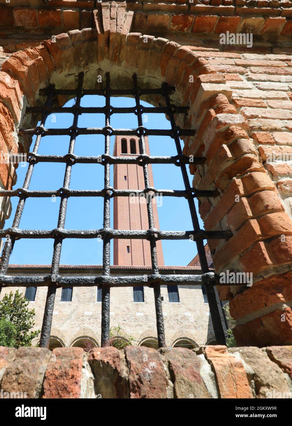 clocher de l'île de Santa Elena vu à travers une grille métallique près DE VENISE en Italie Banque D'Images