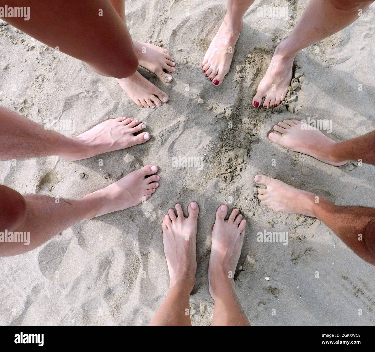 sur la plage il ya 10 pieds d'une famille de 5 pendant les vacances d'été à  la plage Photo Stock - Alamy