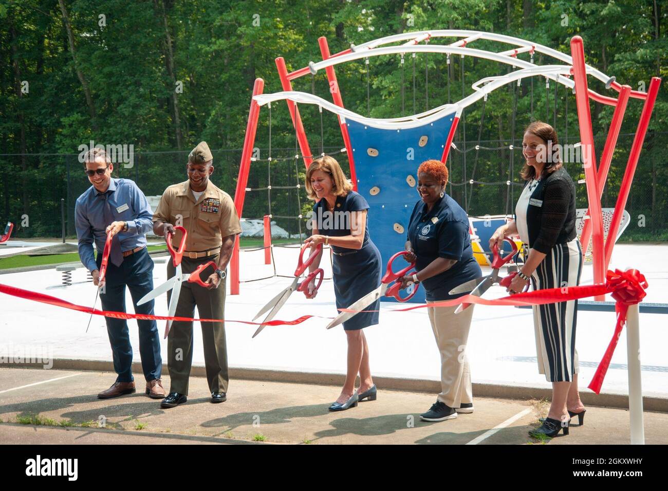 Les partenaires communautaires de la base des corps de Marine (MCB), Quantico, anciens combattants et Affaires de la Défense, Parcs, Loisirs et Tourisme du comté de Prince William et le conseil des superviseurs du comté de Prince William participent à la cérémonie de découpe du ruban pour le cours du défi Warrior, situé à l'extérieur du MCB Quantico, au parc Locust Shade, à Triangle, V. MCICOM exerce le commandement et le contrôle des installations des corps maritimes par l'intermédiaire de commandants régionaux afin de fournir la supervision, l'orientation et la coordination des services d'installation et d'optimiser le soutien aux forces opérationnelles, aux locataires et aux activités. Banque D'Images