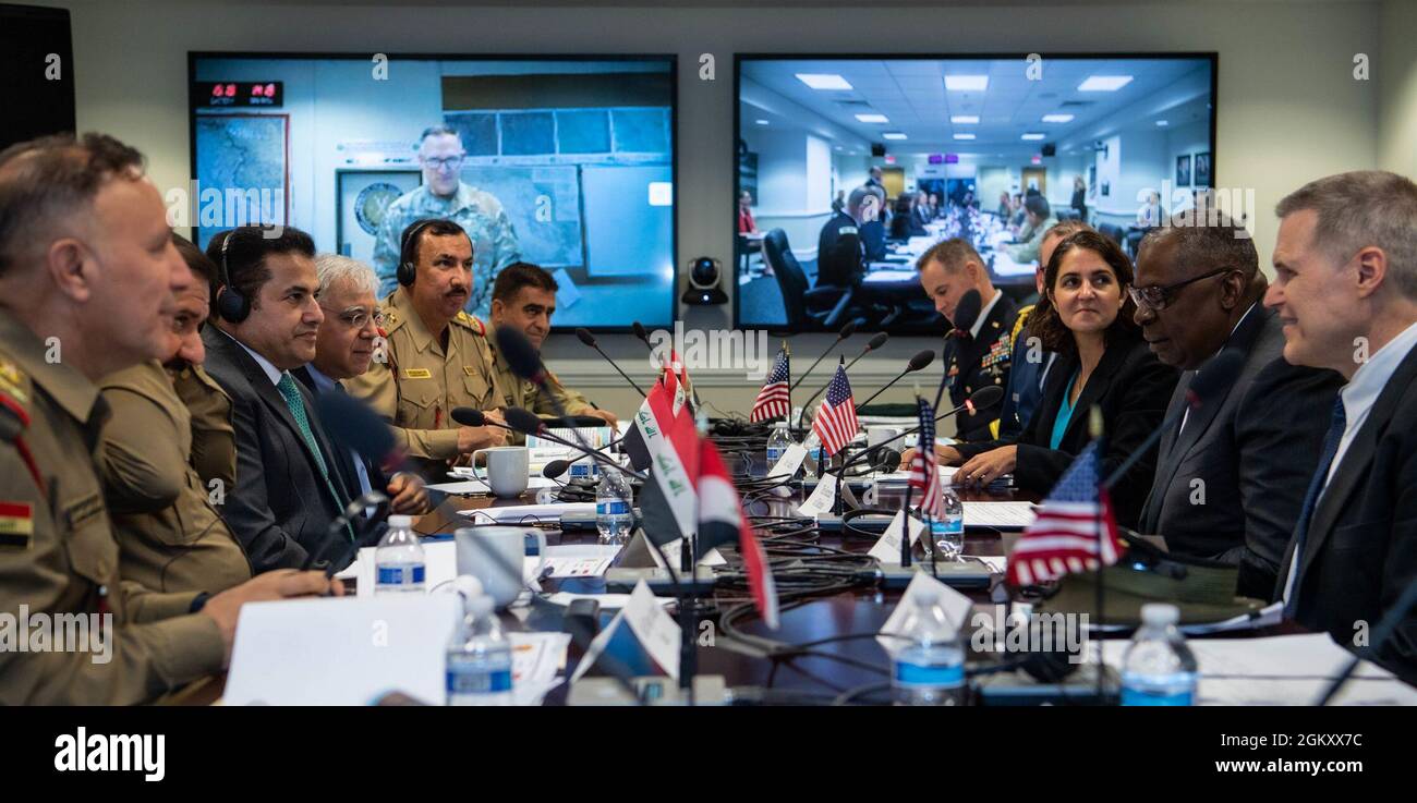 Le secrétaire à la Défense, Lloyd J. Austin III, s'entretient avec Qassem Al-Araji, conseiller à la sécurité nationale en Iraq; Le général d'état-major al-Shimary, commandant adjoint du Centre conjoint des opérations en Iraq et une délégation militaire du Gouvernement iraquien pour la prochaine itération des pourparlers techniques militaires entre les États-Unis et l'Iraq, dans le cadre du dialogue stratégique entre les États-Unis et l'Iraq au Pentagone, Washington, D.C., le 22 juillet 2021. Banque D'Images