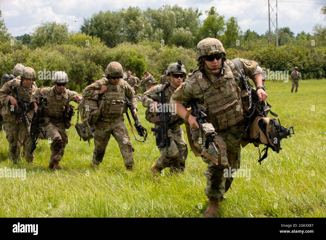 Les soldats de A Co., 2e Bataillon, 14e Régiment d'infanterie, 2e Brigade combat Team, 10e Division de montagne (LI) conduisent un entraînement de charge froide et chaude avec le soutien d'A Co., 2e Bataillon, 10e Régiment d'aviation, 10e Brigade d'aviation de combat, 10e Division de montagne (LI) sur fort Drum, N.Y., le 22 juillet 2021. La formation est en préparation pour les exercices d'assaut aérien. Banque D'Images