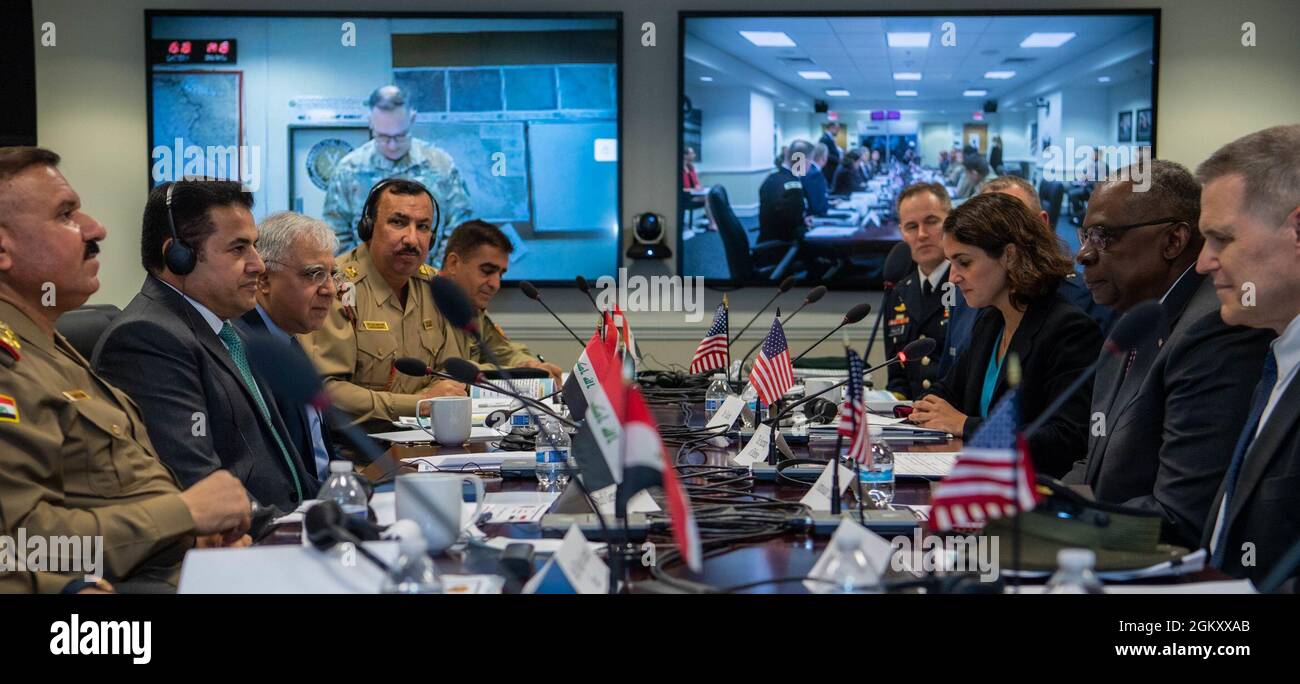 Le secrétaire à la Défense, Lloyd J. Austin III, s'entretient avec Qassem Al-Araji, conseiller à la sécurité nationale en Iraq; Le général d'état-major al-Shimary, commandant adjoint du Centre conjoint des opérations en Iraq et une délégation militaire du Gouvernement iraquien pour la prochaine itération des pourparlers techniques militaires entre les États-Unis et l'Iraq, dans le cadre du dialogue stratégique entre les États-Unis et l'Iraq au Pentagone, Washington, D.C., le 22 juillet 2021. Banque D'Images