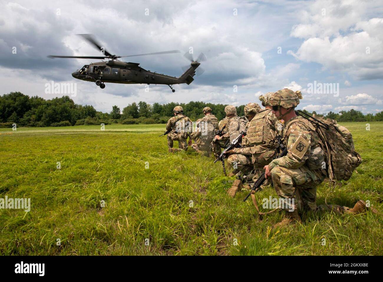 Les soldats de A Co., 2e Bataillon, 14e Régiment d'infanterie, 2e Brigade combat Team, 10e Division de montagne (LI) conduisent un entraînement de charge froide et chaude avec le soutien d'A Co., 2e Bataillon, 10e Régiment d'aviation, 10e Brigade d'aviation de combat, 10e Division de montagne (LI) sur fort Drum, N.Y., le 22 juillet 2021. La formation est en préparation pour les exercices d'assaut aérien. Banque D'Images