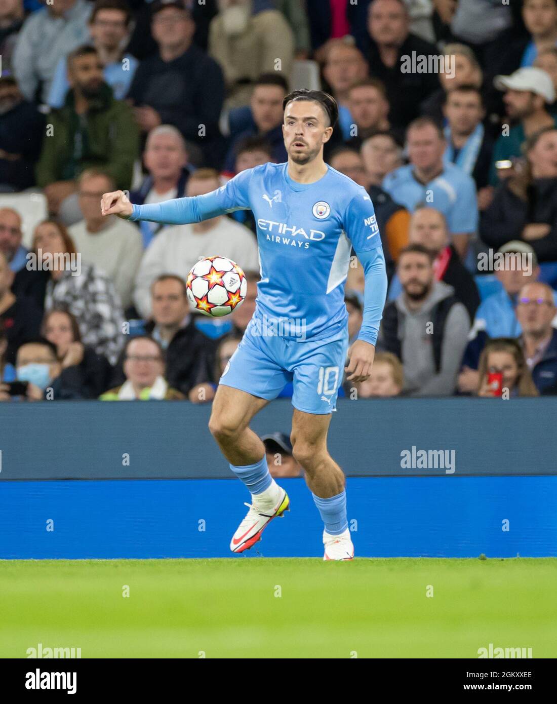 City Stadium, Manchester, Royaume-Uni. 15 septembre 2021. UEFA Champions League football, Manchester City versus Leipzig ; Jack Grealish de Manchester City sur le ballon Credit: Action plus Sports/Alamy Live News Banque D'Images