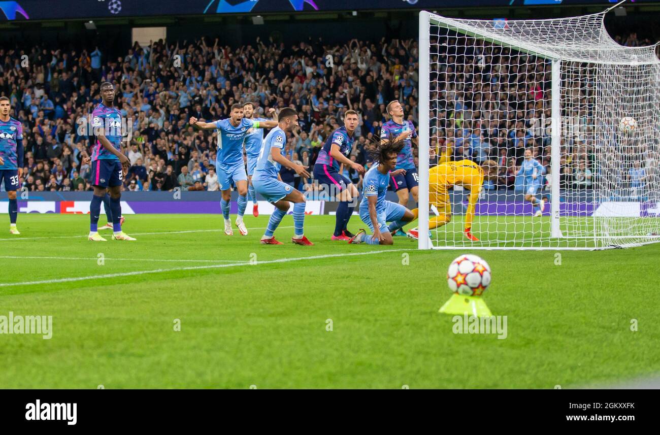 City Stadium, Manchester, Royaume-Uni. 15 septembre 2021. UEFA Champions League football, Manchester City versus Leipzig ; Nathan ake de Manchester City marque le but d'ouverture avec un titre pour City à la 16e minute 1-0 crédit: Action plus Sports/Alay Live News Banque D'Images