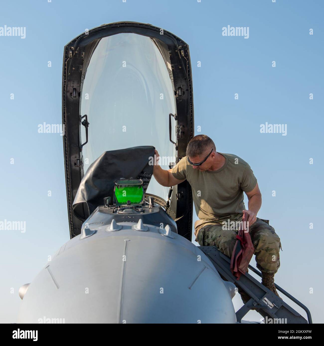 Sgt. Maître de la Garde nationale aérienne des États-Unis Scott Meyer, chef d'équipage du F-16C, 114e Escadron de maintenance, 114e Escadre Fighter, prépare un F-16C pour le vol du combat Raider 2021 sur la base aérienne d'Ellsworth, S.D., le 22 juillet 2021. Les chefs d'équipage sont arrivés à l'avion plusieurs heures avant le décollage afin de s'assurer que le jet est digne de l'air avant que les pilotes n'arrivent pour les contrôles en amont. Banque D'Images