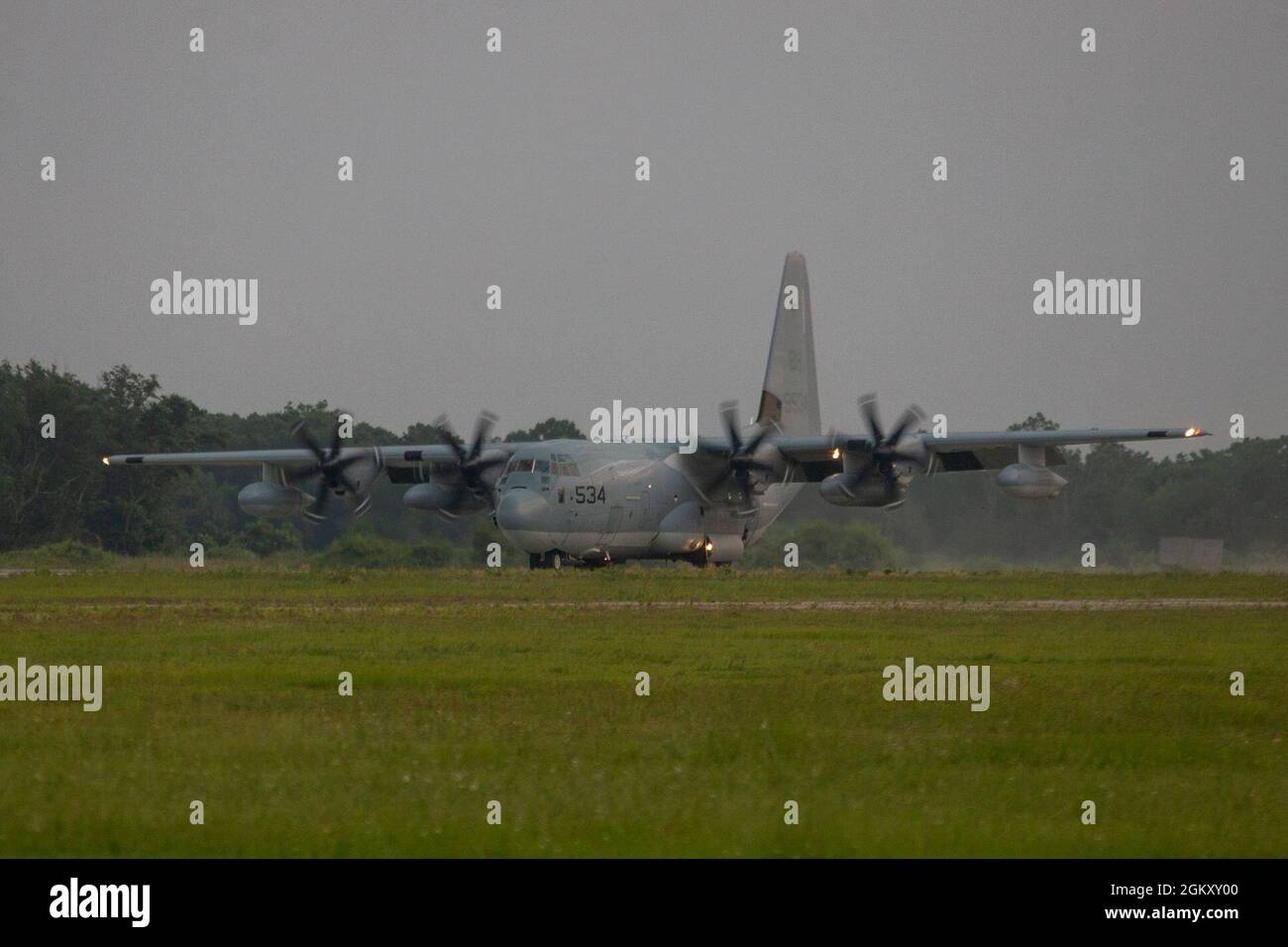 Marines avec Marine Aerial Refueler transport Squadron (VMGR) 252 atterrir un KC-130J Hercules à la Marine corps Air Station Cherry point (Caroline du Nord), le 22 juillet 2021. VMGR-252 a reçu une formation en soutien aux agressions et aux opérations de nuit afin d'assurer la préparation et la compétence au sein de l'unité. Le VMGR-252 est une unité subordonnée de la 2e Escadre d'aéronefs maritimes, élément de combat aérien de la II Marine Expeditionary Force. Banque D'Images