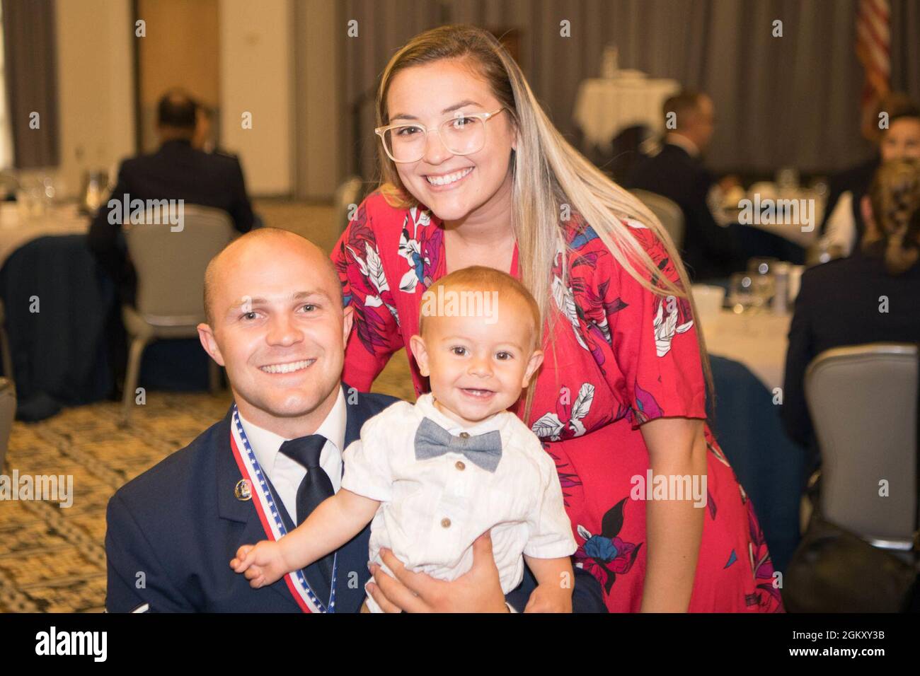 Le doyen principal d'Airman Austin, le chef d'équipage du 436e Escadron de maintenance d'aéronefs; son épouse Ashley; et son fils Weston posent pour une photo pendant le sergent d'état-major. Julio Alonso Airman leadership School, classe 21-F, dîner et cérémonie de remise des diplômes tenus aux Landings sur la base aérienne de Douvres, Delaware, le 22 juillet 2021. Vingt-neuf aviateurs ont obtenu leur diplôme lors du premier dîner post-COVID-19 et de la cérémonie de remise des diplômes. Banque D'Images