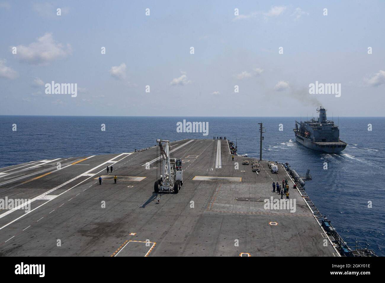 210722-N-MQ631-0040 OCÉAN ATLANTIQUE (le 22 juillet 2021) le lubrificateur USNS Joshua Humphreys (T-AO 188) transite l'Océan Atlantique le long du porte-avions de la classe Nimitz USS Harry S. Truman (CVN 75) avant de procéder à un réapprovisionnement en mer. Truman mène une formation sur la préparation à l'état de préparation dans l'océan Atlantique en vue des opérations futures. Banque D'Images