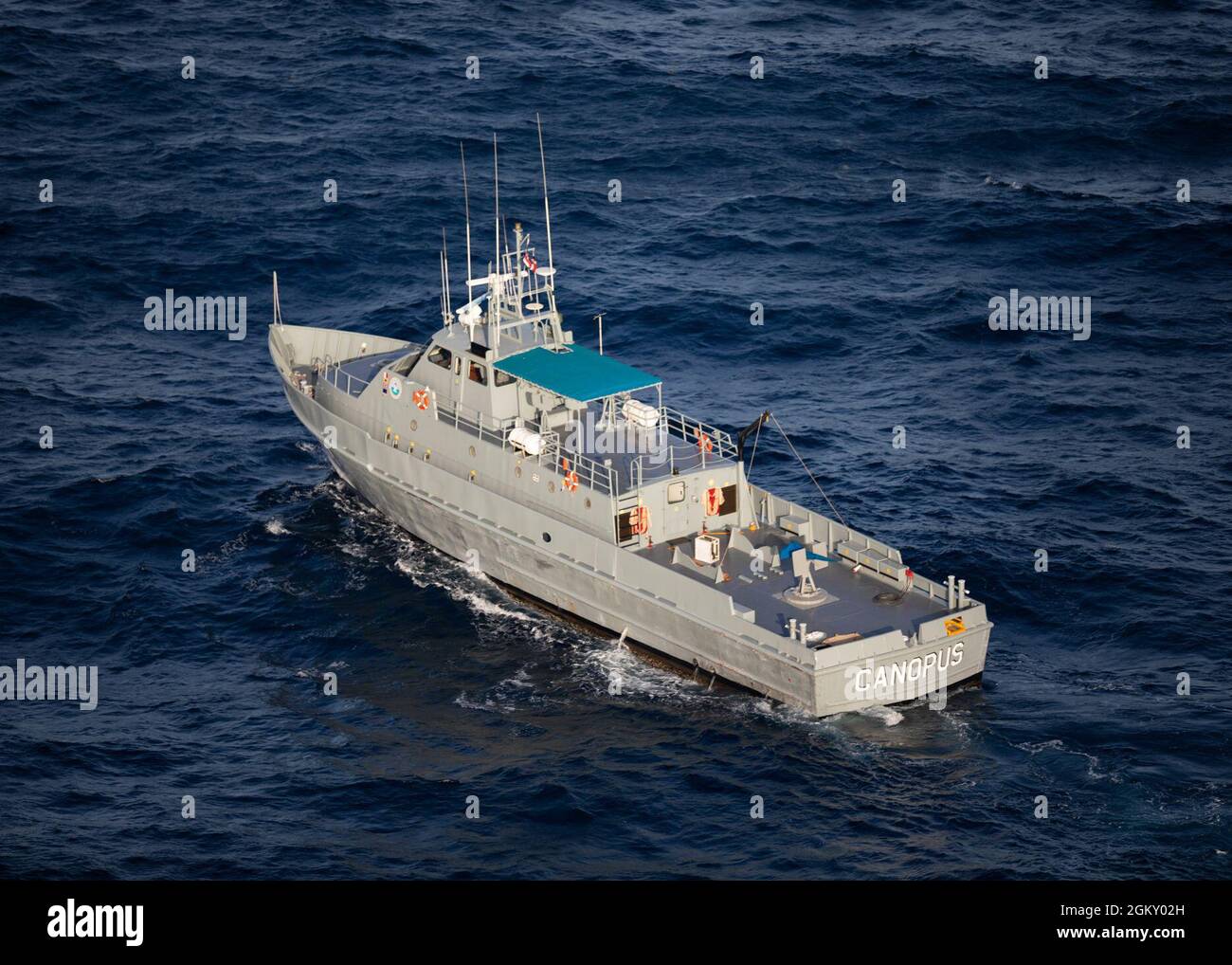 210722-N-RL695-1293 MER DES CARAÏBES - (22 juillet 2021) -- le navire de patrouille côtière Canopus (GC 107) de la Marine de la République dominicaine participe à un exercice bilatéral d'interdiction maritime avec le navire de combat littoral Freedom-variant USS Sioux City (LCS 11), le 22 juillet 2021. Sioux City est déployée dans la zone d’opérations de la 4e flotte des États-Unis pour appuyer la mission de la Force opérationnelle interagences conjointe Sud, qui comprend des missions de lutte contre le trafic illicite de drogues dans les Caraïbes et le Pacifique oriental. Banque D'Images