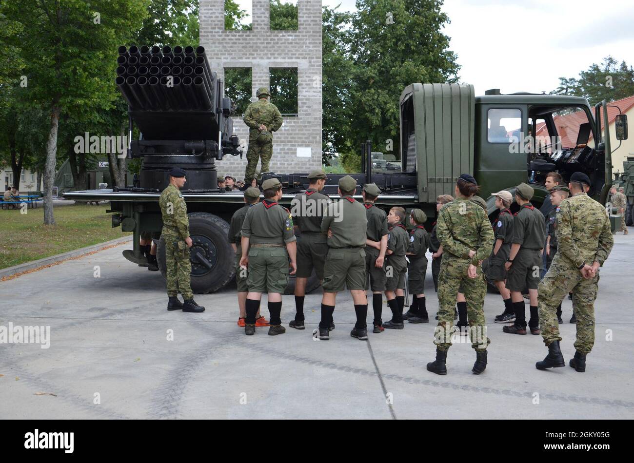 Les membres de la ZHR (Association scoute de la République) se penchent sur le volcan croate du SPRL M92 lors d'une exposition d'équipement militaire du Groupe de combat en Pologne à la zone d'entraînement de Bemowo Piskie, Pologne, le 22 juillet 2021. Le Groupe de combat Pologne a invité les scouts à BPTA pour établir des relations communautaires. Banque D'Images