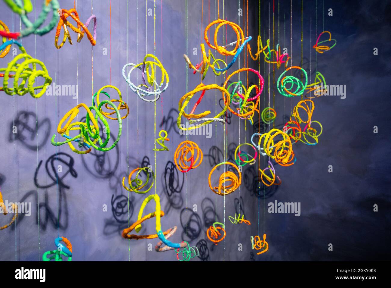 La première grande exposition solo en Europe par l'artiste mit Jai Inn (né en 1960, Chiang Mai) à la Galerie Ikon à Birmingham. Figure de premier plan de l'art contemporain en Thaïlande, le MIT est connu pour ses œuvres d'art colorées qui fusionnent peinture et sculpture. Dreamworld présente des œuvres récentes et nouvelles faites pour Ikon qui incarnent sa vision de l'art « comme un rêve utopique dans la vie quotidienne » et ses espoirs collectifs pour un avenir meilleur. « quand je peint, ce n’est pas seulement avec mes yeux, mais avec tous mes sens : toucher, odorat, mouvement. Toute l’entité ». AUTORISATIONS DE L'ARTISTE DONNÉES Banque D'Images