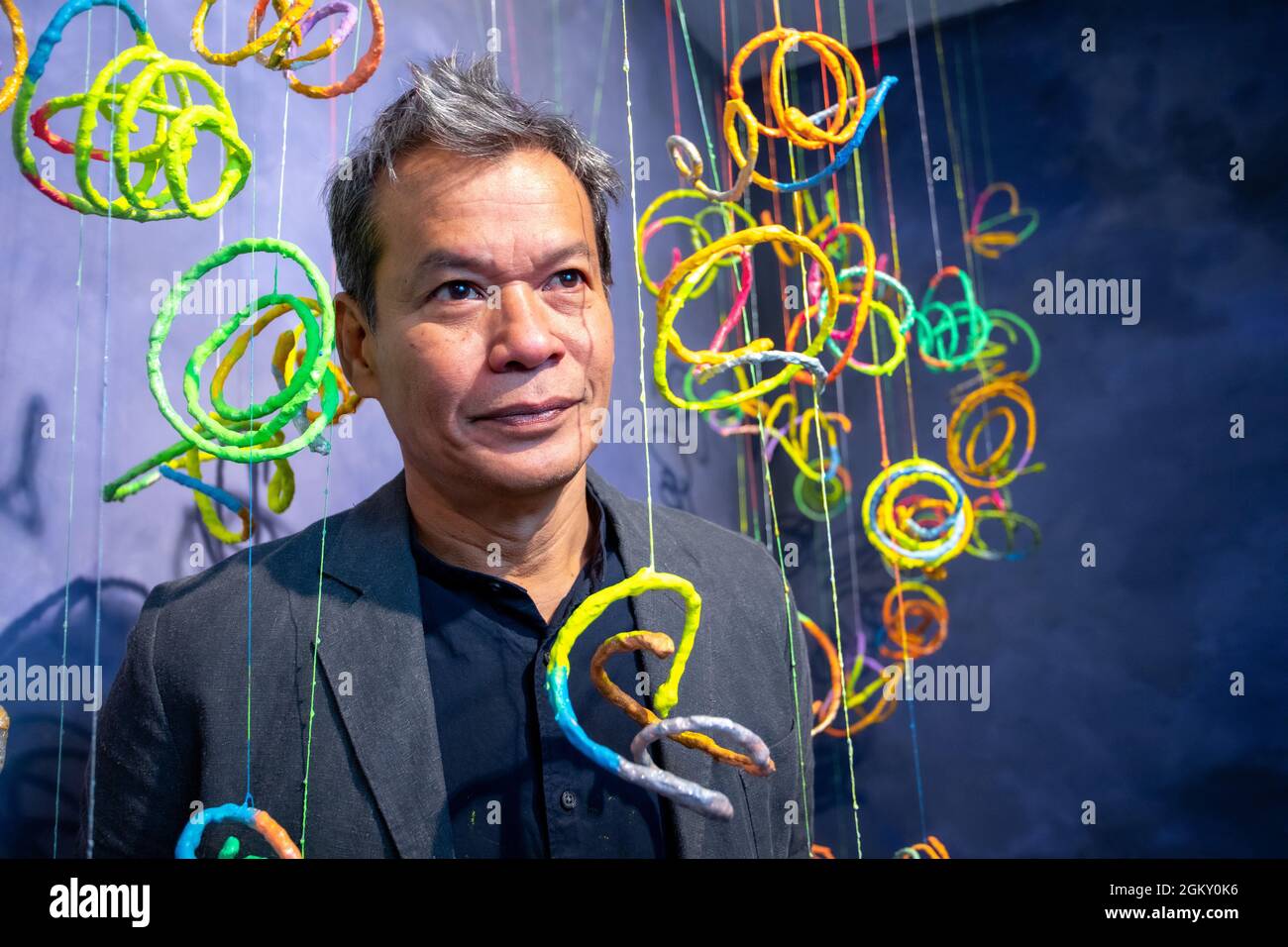 La première grande exposition solo en Europe par l'artiste mit Jai Inn (né en 1960, Chiang Mai) à la Galerie Ikon à Birmingham. Figure de premier plan de l'art contemporain en Thaïlande, le MIT est connu pour ses œuvres d'art colorées qui fusionnent peinture et sculpture. Dreamworld présente des œuvres récentes et nouvelles faites pour Ikon qui incarnent sa vision de l'art « comme un rêve utopique dans la vie quotidienne » et ses espoirs collectifs pour un avenir meilleur. « quand je peint, ce n’est pas seulement avec mes yeux, mais avec tous mes sens : toucher, odorat, mouvement. Toute l’entité ». AUTORISATIONS DE L'ARTISTE DONNÉES Banque D'Images