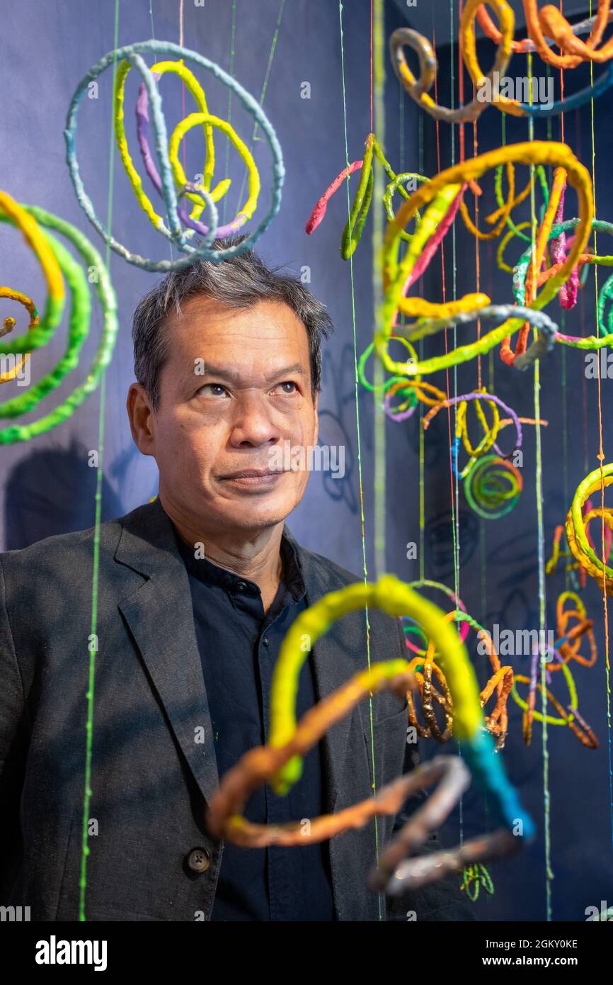 La première grande exposition solo en Europe par l'artiste mit Jai Inn (né en 1960, Chiang Mai) à la Galerie Ikon à Birmingham. Figure de premier plan de l'art contemporain en Thaïlande, le MIT est connu pour ses œuvres d'art colorées qui fusionnent peinture et sculpture. Dreamworld présente des œuvres récentes et nouvelles faites pour Ikon qui incarnent sa vision de l'art « comme un rêve utopique dans la vie quotidienne » et ses espoirs collectifs pour un avenir meilleur. « quand je peint, ce n’est pas seulement avec mes yeux, mais avec tous mes sens : toucher, odorat, mouvement. Toute l’entité ». AUTORISATIONS DE L'ARTISTE DONNÉES Banque D'Images