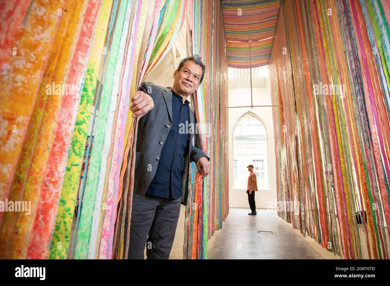 La première grande exposition solo en Europe par l'artiste mit Jai Inn (né en 1960, Chiang Mai) à la Galerie Ikon à Birmingham. Figure de premier plan de l'art contemporain en Thaïlande, le MIT est connu pour ses œuvres d'art colorées qui fusionnent peinture et sculpture. Dreamworld présente des œuvres récentes et nouvelles faites pour Ikon qui incarnent sa vision de l'art « comme un rêve utopique dans la vie quotidienne » et ses espoirs collectifs pour un avenir meilleur. « quand je peint, ce n’est pas seulement avec mes yeux, mais avec tous mes sens : toucher, odorat, mouvement. Toute l’entité ». AUTORISATIONS DE L'ARTISTE DONNÉES Banque D'Images