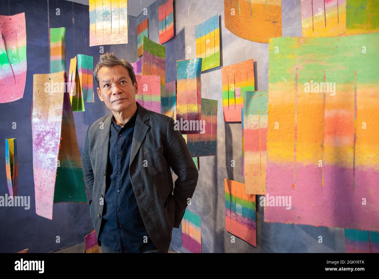 La première grande exposition solo en Europe par l'artiste mit Jai Inn (né en 1960, Chiang Mai) à la Galerie Ikon à Birmingham. Figure de premier plan de l'art contemporain en Thaïlande, le MIT est connu pour ses œuvres d'art colorées qui fusionnent peinture et sculpture. Dreamworld présente des œuvres récentes et nouvelles faites pour Ikon qui incarnent sa vision de l'art « comme un rêve utopique dans la vie quotidienne » et ses espoirs collectifs pour un avenir meilleur. « quand je peint, ce n’est pas seulement avec mes yeux, mais avec tous mes sens : toucher, odorat, mouvement. Toute l’entité ». AUTORISATIONS DE L'ARTISTE DONNÉES Banque D'Images