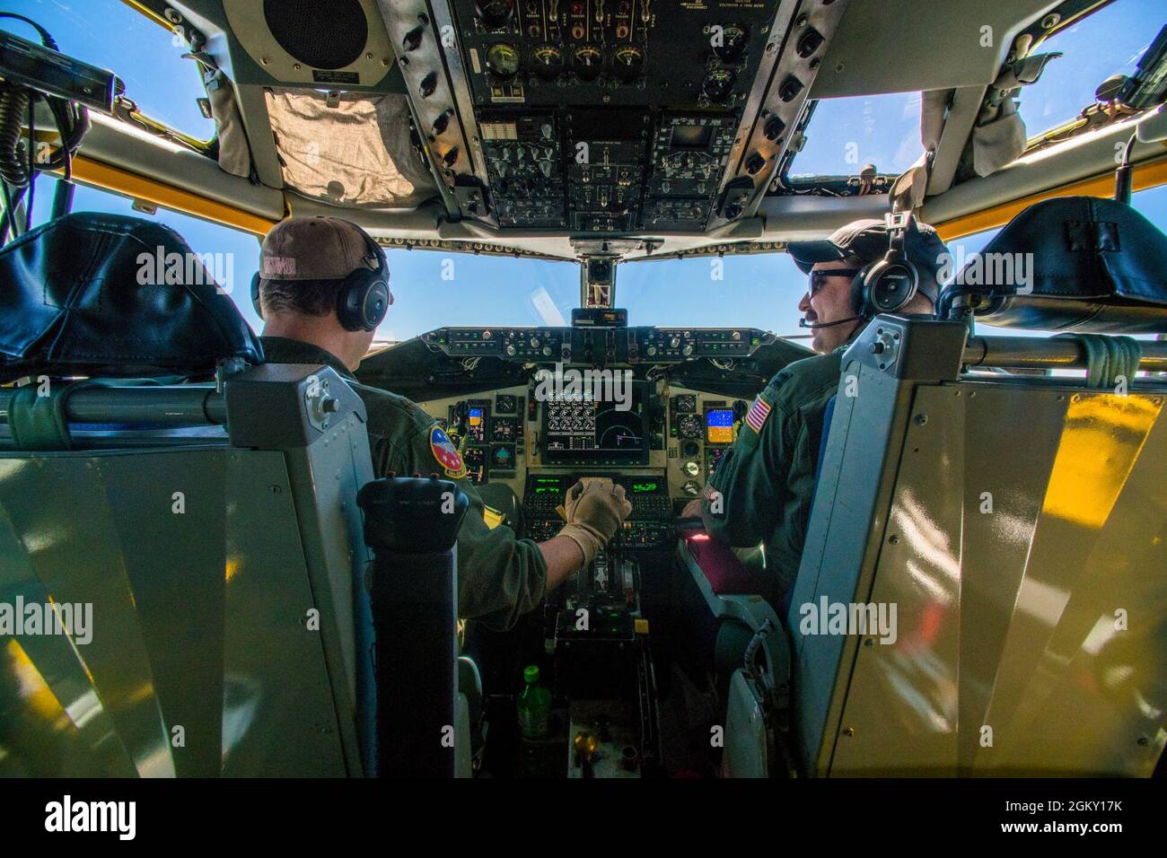 Le capitaine Dave Matherly et le Maj Rob Delabar, pilotes du 54e Escadron de ravitaillement en vol, exploitent un KC-135 Stratotanker pour une mission de ravitaillement en vol durant le combat Raider 21, le 22 juillet 2021. L’équipage a pris l’avion pour fournir un appui aérien au ravitaillement en carburant du F-16 Fighting Falcons, un danseur B-1B, et du dernier combattant de cinquième génération de l’US Air Force, le F-35A. Banque D'Images