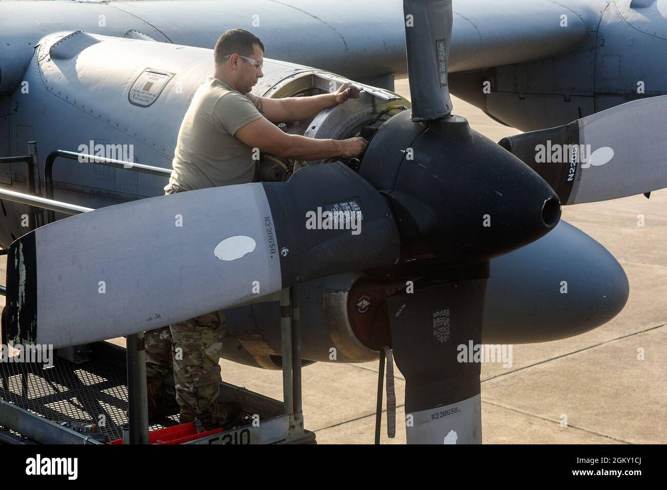 U.S. Air National Guard Tech. Sgt. Josh Craigo, Mécanicien du 189e Escadron de maintenance d'aéronefs, transforme un bloc de balais en moteur C-130H le 23 juillet 2021, à la base aérienne de Little Rock, en Arkansas. Un bloc de balais contrôle les systèmes anti-glace et est remplacé jusqu'à six fois par an. Banque D'Images