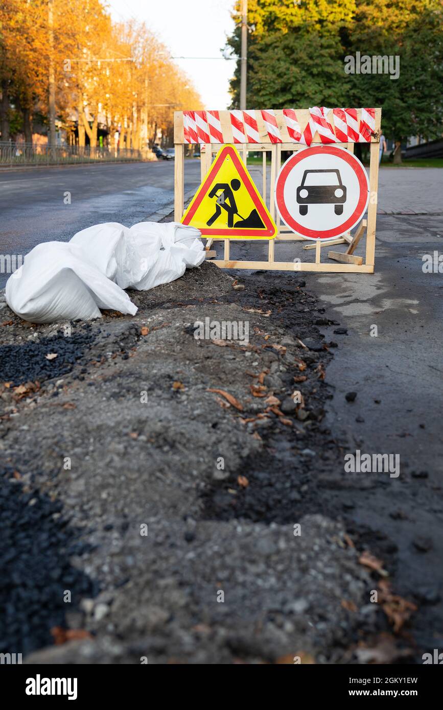 Panneau municipal indiquant les travaux routiers apanneau municipal indiquant les travaux routiers à venir. Travaux routiers, panneau de réparation.tête Banque D'Images