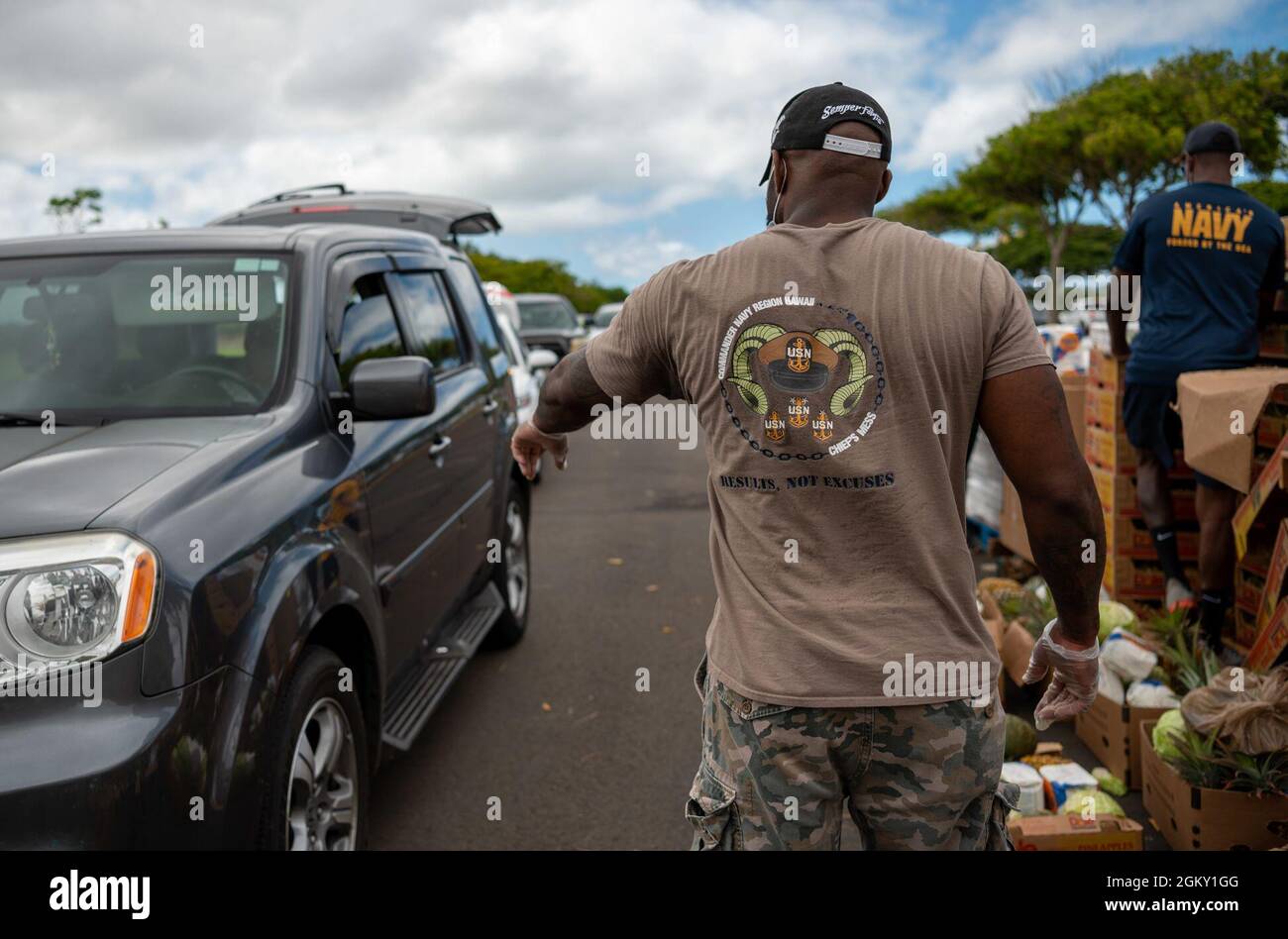 210723-N-OT701-1111 WAIPAHU, Hawaii (le 23 juillet 2021) le spécialiste en chef des programmes religieux Gregory Bailey, affecté au commandant de la région navale de Hawaii, dirige la circulation pendant un événement bénévole. L'événement a été organisé par le Centre de sensibilisation de la Lightouse afin de fournir de la nourriture aux familles dans le besoin. Banque D'Images