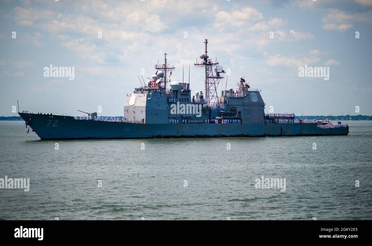 Le croiseur à missiles guidés de classe Ticonderoga USS Vella Gulf (CG 72) retourne à la Station navale de Norfolk en juillet 23. Vella Gulf, un navire du Dwight D. Eisenhower Carrier Strike Group (IKE CSG), est retourné à son homeport à la base navale de Norfolk après un déploiement de six mois dans les zones d'exploitation de la 5e et de la 6e flotte américaine. Banque D'Images