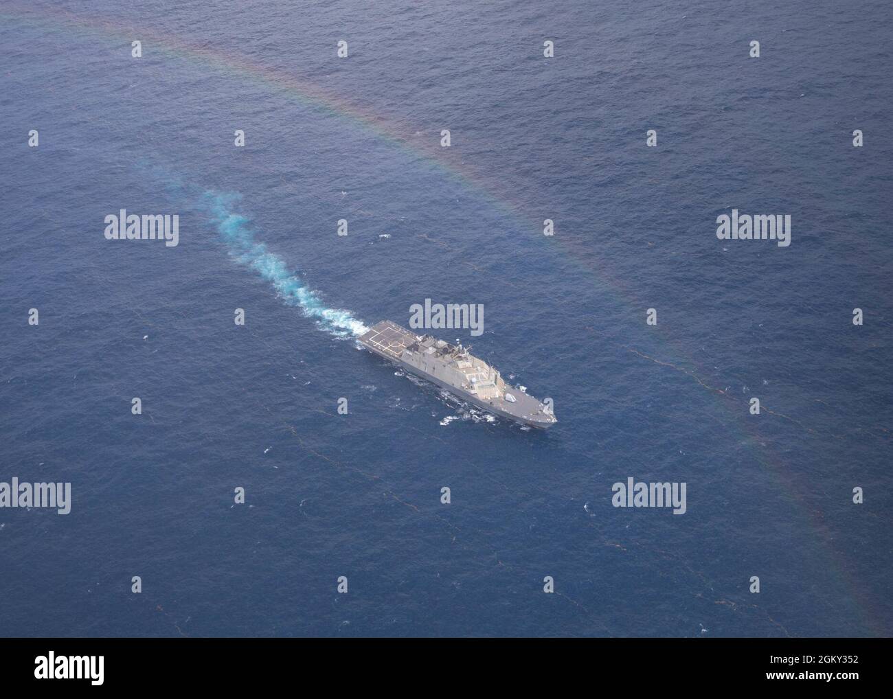 210723-N-RL695-1110 MER DES CARAÏBES - (23 juillet 2021) -- le navire de combat littoral variant selon la liberté USS Sioux City (LCS 11), transite la Mer des Caraïbes, 23 juillet 2021. Sioux City est déployée dans la zone d’opérations de la 4e flotte des États-Unis pour appuyer la mission de la Force opérationnelle interagences conjointe Sud, qui comprend des missions de lutte contre le trafic illicite de drogues dans les Caraïbes et le Pacifique oriental. Banque D'Images