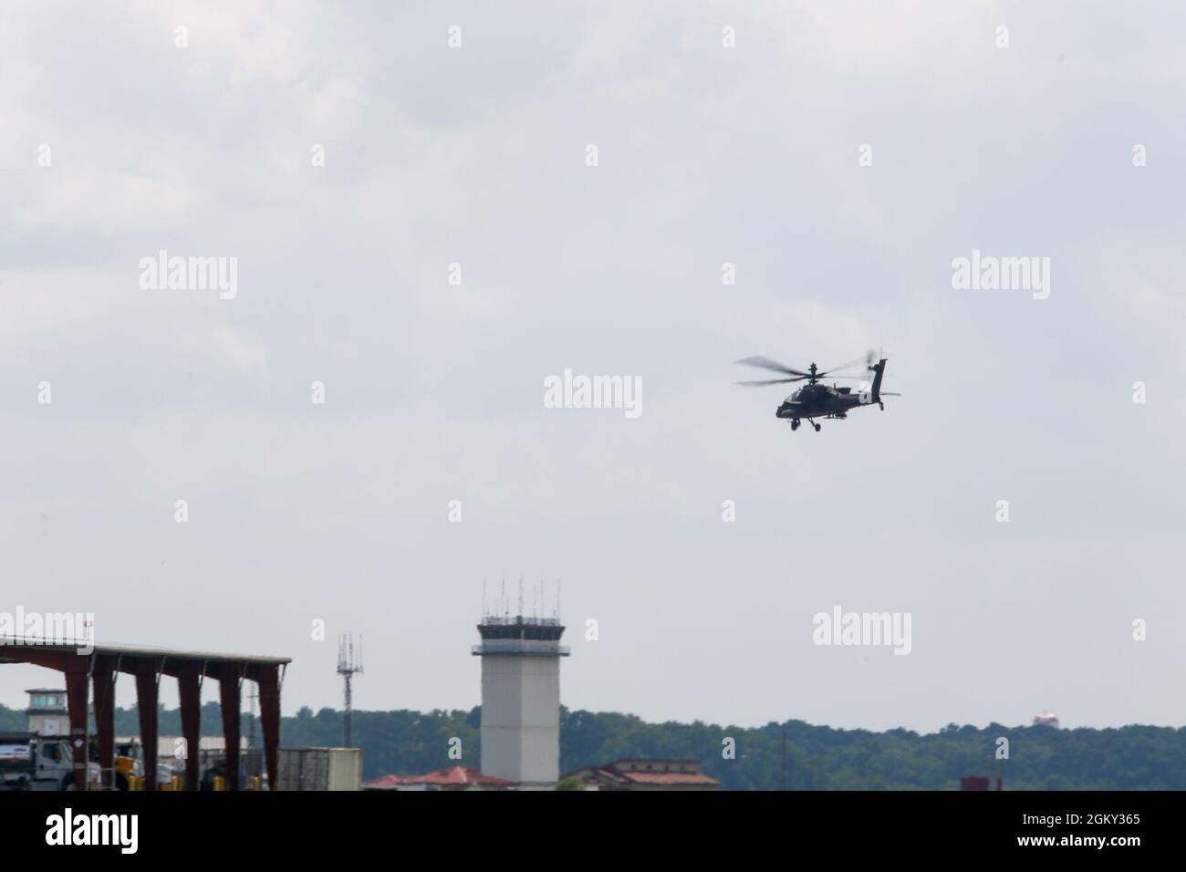 Le général de division Charles Costanza, commandant général de la 3e division d'infanterie, vole un hélicoptère Apache AH-64E lors de son orientation aérienne à l'aérodrome de l'armée de chasseurs, en Géorgie, en juillet 23. Le général de division Costanza a visité la 3e Brigade de l'aviation de combat, 3e ID, pour observer les capacités de la brigade et ce qu'elle apporte à la division. Banque D'Images