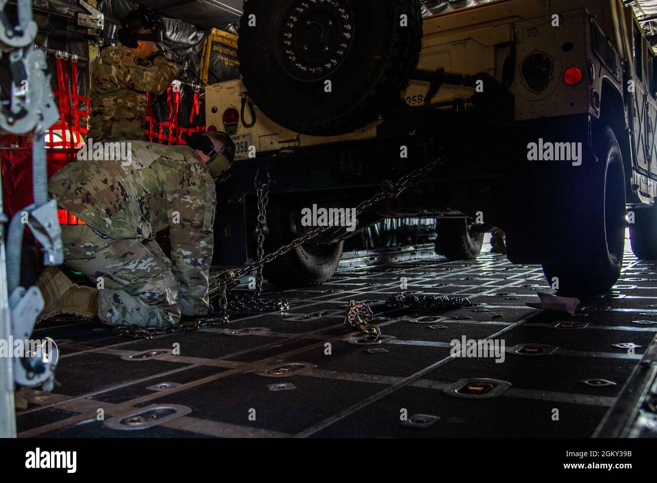 U.S. Air Force Tech. Sgt. Brandon Mabee, 726e Escadron de mobilité aérienne, gestionnaire de programme de normes et d'évaluations de transport aérien, affecté à la base aérienne de Spangdahlem, en Allemagne, sécurise un Humvee à bord d'un avion C-130J Super Hercules lors du rodéo Airman multi-capable 2021 à la base aérienne de Ramstein, en Allemagne, le 23 juillet 2021. Le Humvee a été chargé sur l'avion dans le cadre de la phase de marche et de déchargement du moteur de l'événement de rodéo. Banque D'Images