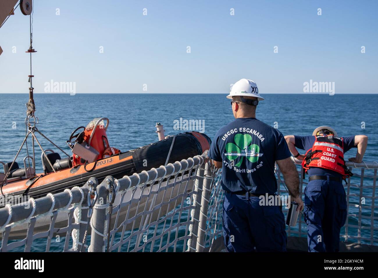 CAPE COD, Ma -- (24 juin 2021) Lcdr. Kevin Robinson, le dirigeant de la Cutter d'endurance moyenne blanche USCGC Escanaba, regarde le hors de l'horizon classe bateau 20313 descendre dans l'eau pour des exercices OTH. Des exercices OTH sont nécessaires pour la préparation des patrouilles maritimes. Banque D'Images