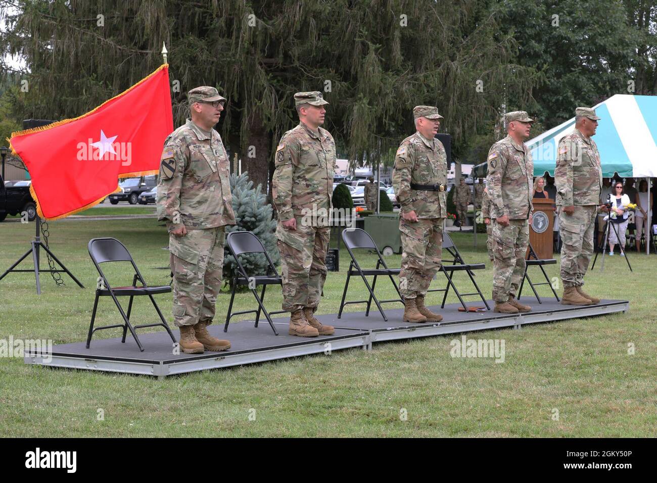 Le colonel Robert W. Hughes de l'armée américaine et le sergent de commandement Scott E. Mechkowski, équipe de commandement de la 44e équipe de combat de la Brigade d'infanterie, Garde nationale du New Jersey, changent la responsabilité du commandement au lieutenant-colonel Brian J. Stramaglia et au sergent de commandement Mark R. Rizzo, 25 juillet 2021, Lawrenceville, NJ. la 44e CICT a été organisée et reconnue au niveau fédéral en mars 1924 et a participé à la première Guerre mondiale, à la Seconde Guerre mondiale et à la guerre contre le terrorisme. Banque D'Images