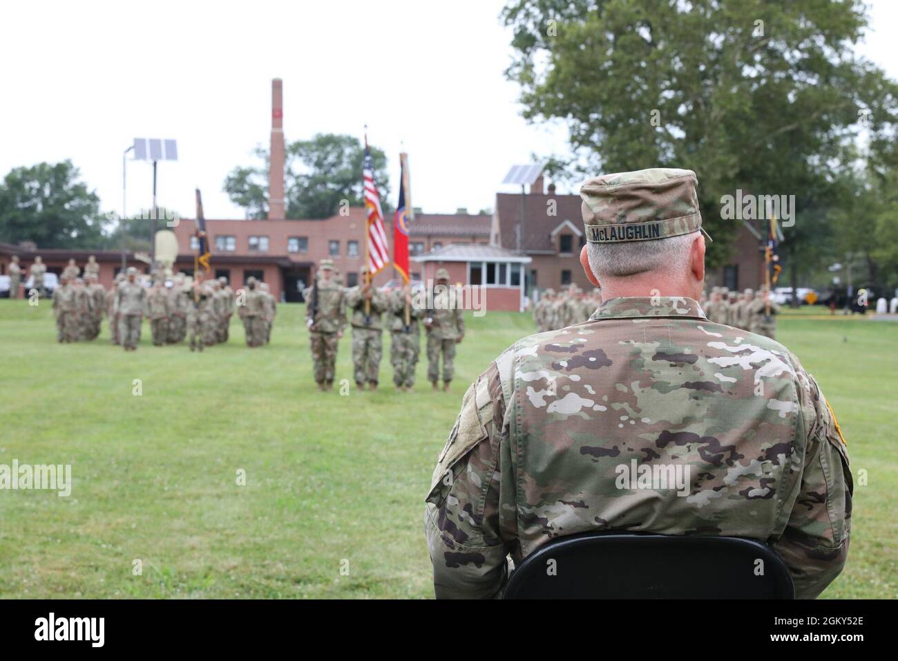 Le colonel Robert W. Hughes de l'armée américaine et le sergent de commandement Scott E. Mechkowski, équipe de commandement de la 44e équipe de combat de la Brigade d'infanterie, Garde nationale du New Jersey, changent la responsabilité du commandement au lieutenant-colonel Brian J. Stramaglia et au sergent de commandement Mark R. Rizzo, 25 juillet 2021, Lawrenceville, NJ. la 44e CICT a été organisée et reconnue au niveau fédéral en mars 1924 et a participé à la première Guerre mondiale, à la Seconde Guerre mondiale et à la guerre contre le terrorisme. Banque D'Images